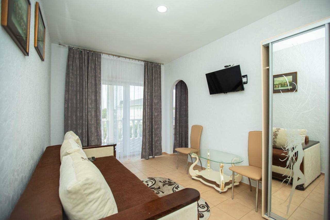 Amalia Hotel Zaliznyy Port Exterior photo